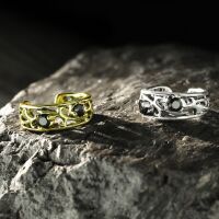 Ohrklemme verzweigte Ornamente schwarze Kristalle silber Messing