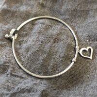 Silber - Armreifen mit Herzanhänger und Haken-Verschluss aus Edelstahl für Damen